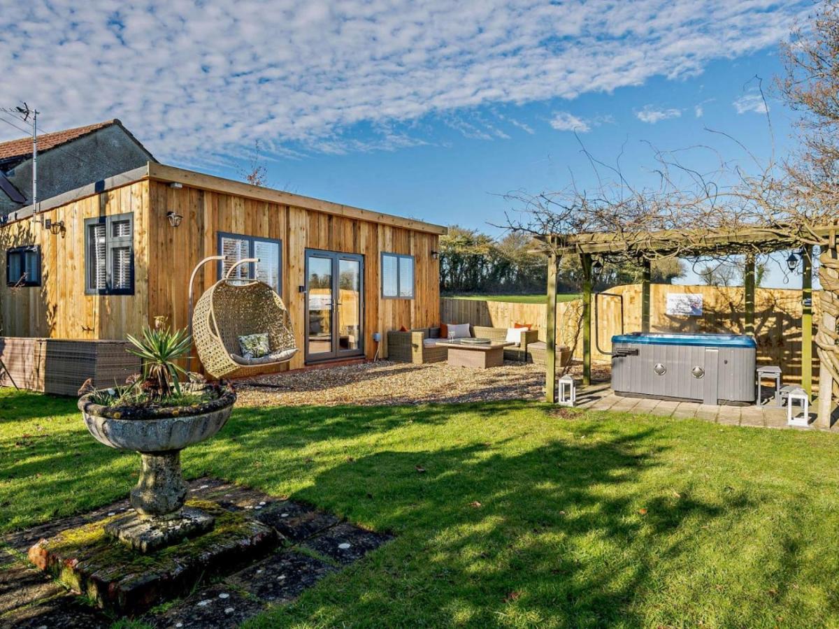 Log Cabin Near Bath Chippenham  Exterior photo